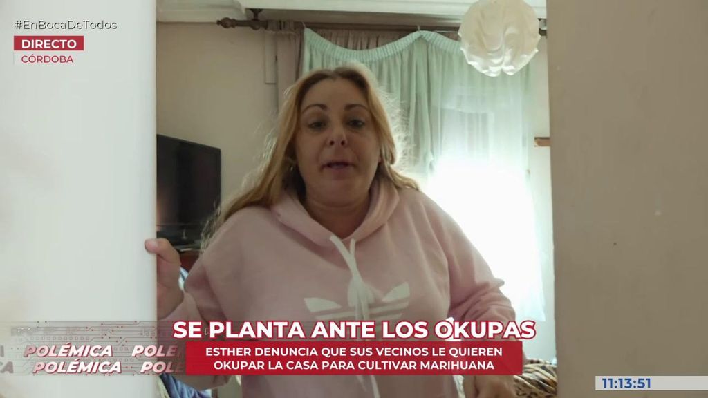 Una mujer de Córdoba vive atrincherada en su vivienda por miedo a que sus vecinos narcotraficantes le okupen la casa: “La quieren para cultivar marihuana”
