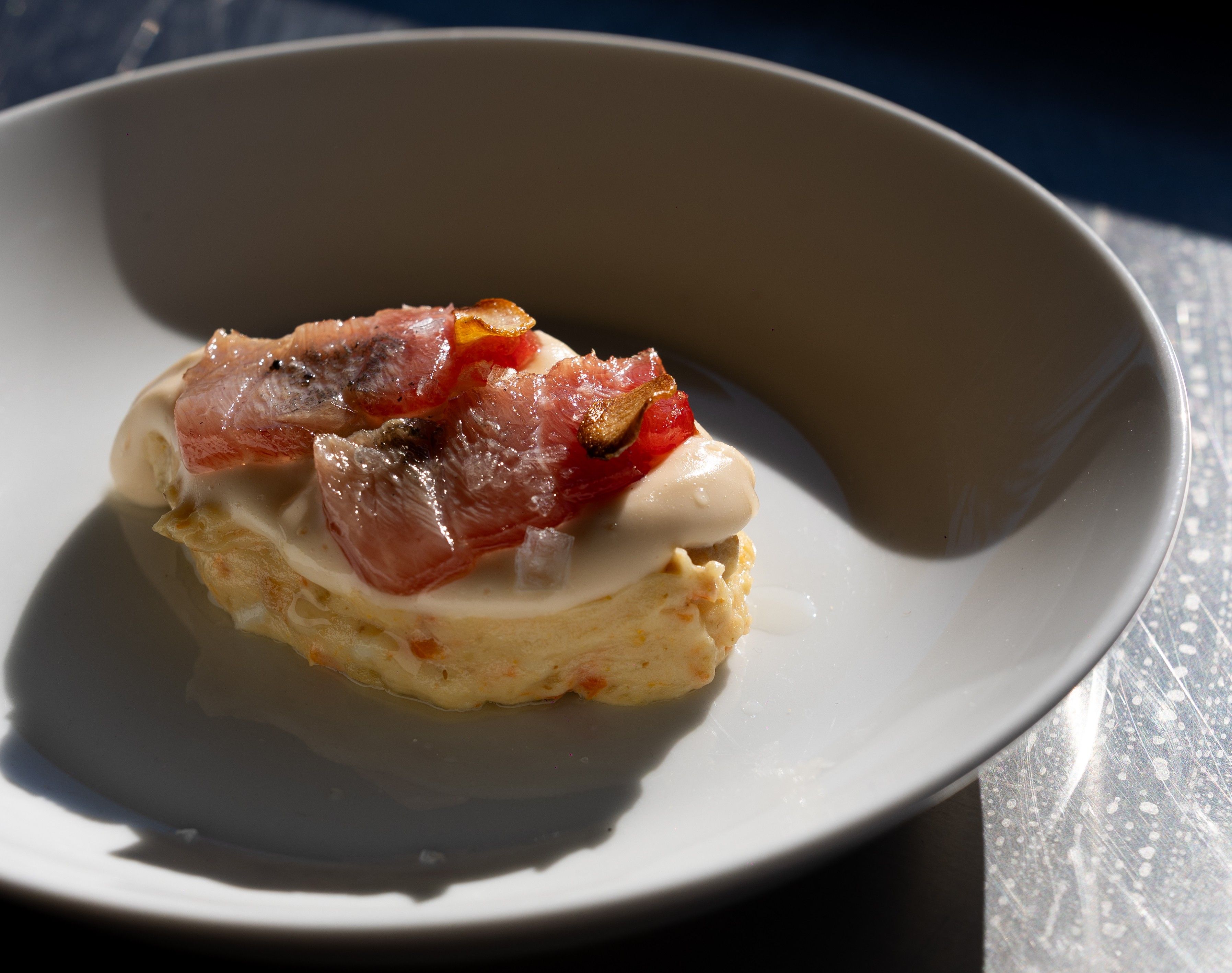 Uno de los pases de un menú omakase con vistas al mar