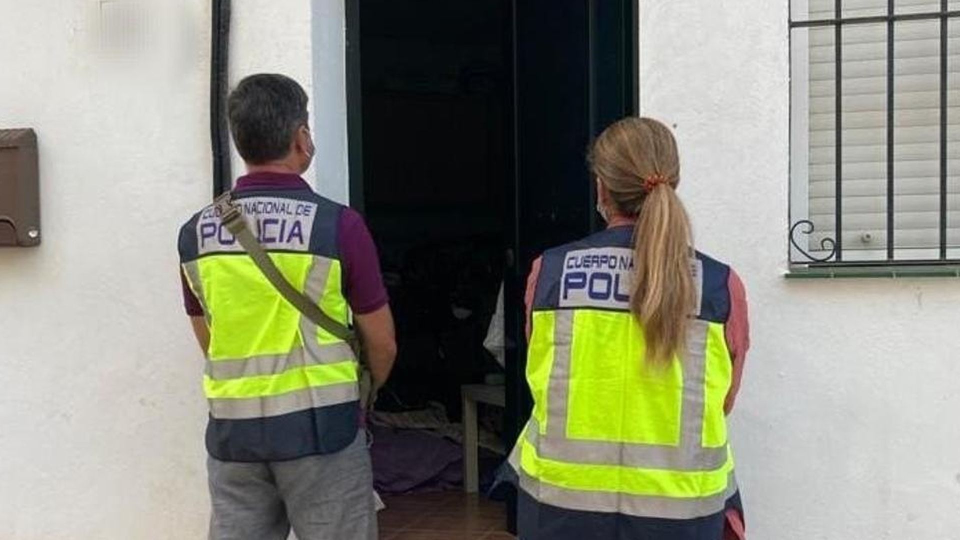 Agentes de la Unidad de Policía Nacional Adscrita a la Comunidad Autónoma de Andalucía. Agentes de la Unidad de Policía Nacional Adscrita a la Comunidad Autónoma de Andalucía.