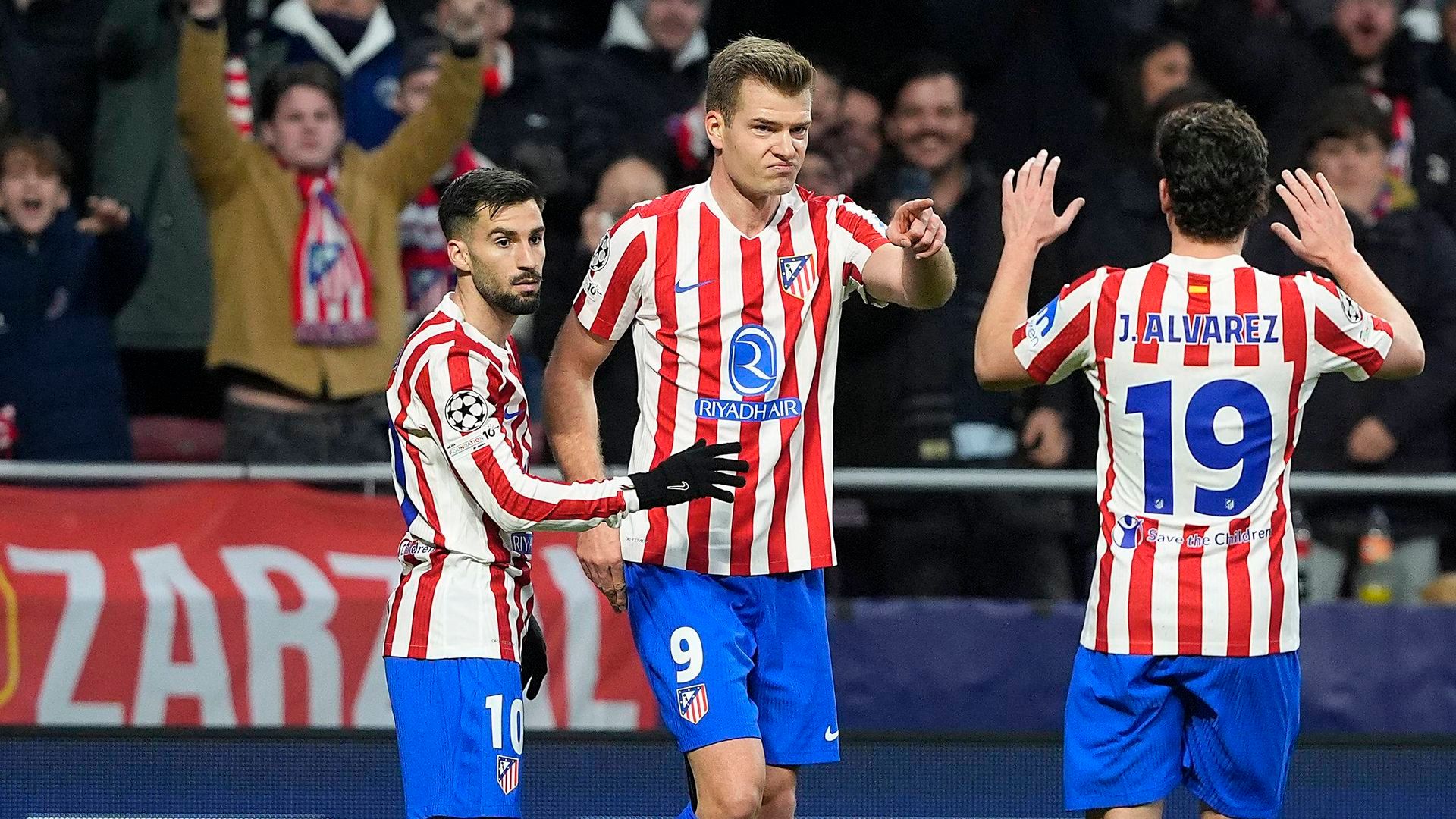 Álex Baena y Alexander Sorloth en un partido con el Atlético de Madrid