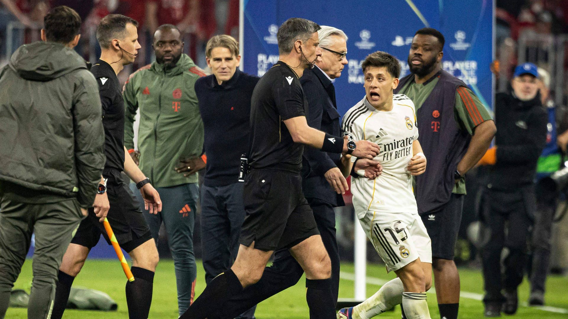 Arda Güler recriminando al colegiado antes de la expulsión