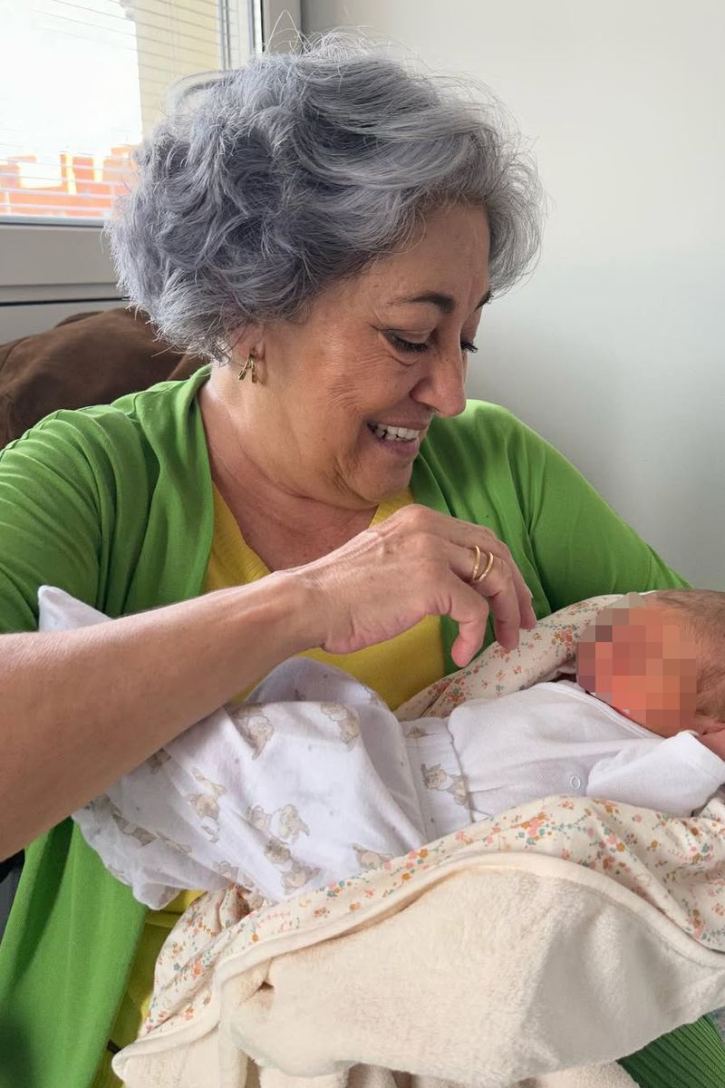 Clara, la madre de Jaime Astrain, con su nieta Elsa