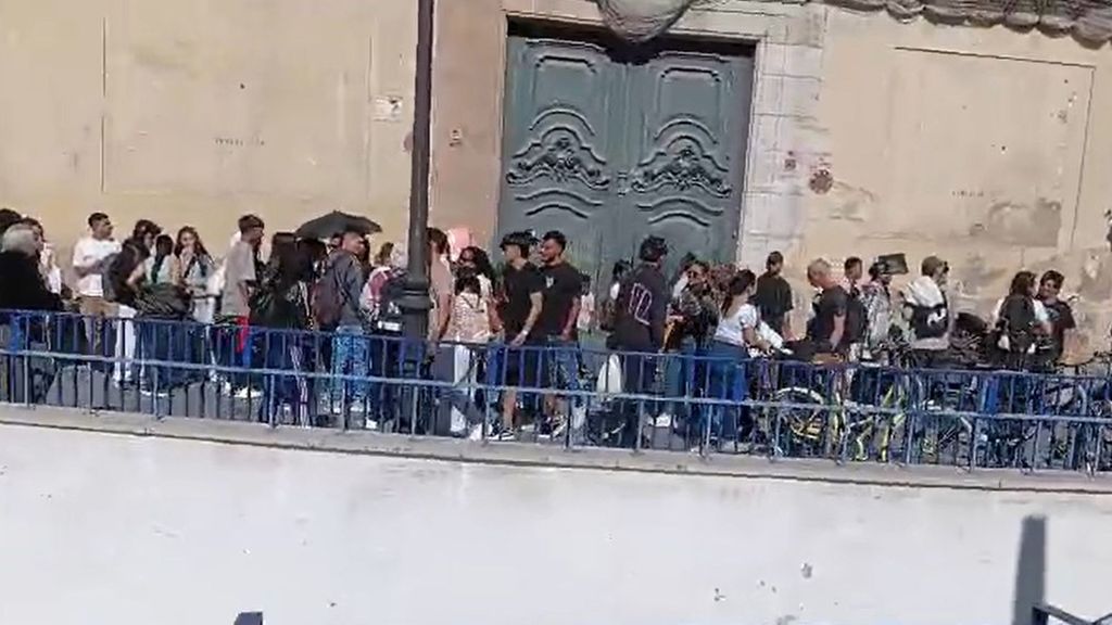 Largas colas en el consulado de Colombia en Valencia el día que arranca la regularización extraordinaria de inmigrantes