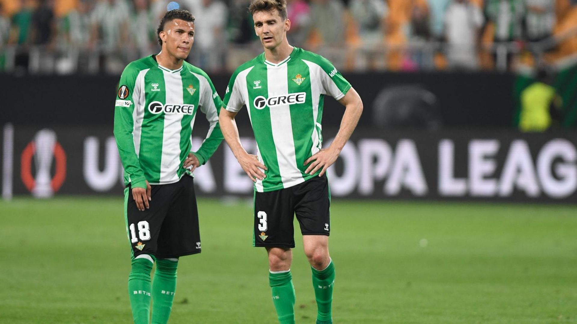 Diego Llorente, junto a Deossa, tras el encuentro