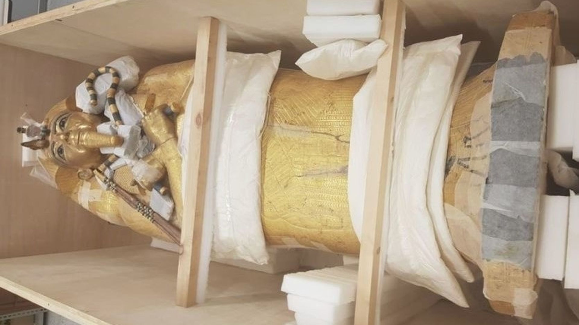 El ataúd de madera dorado de Tutankamón