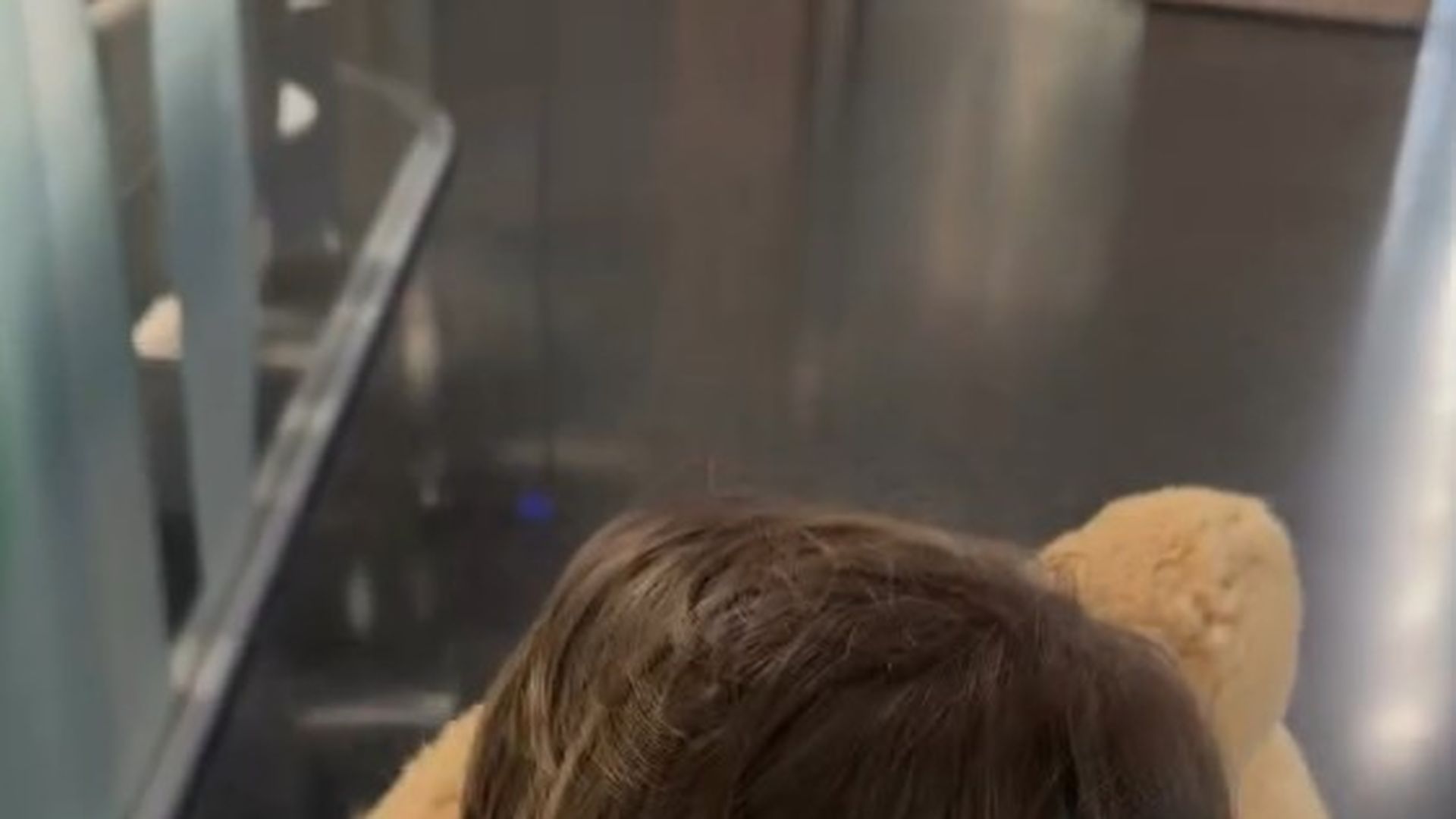 El hijo de Marta Castro y Fonsi Nieto acude al hospital a conocer a su hermana