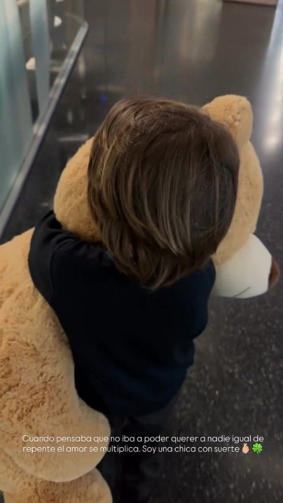 El hijo de Marta Castro y Fonsi Nieto acude al hospital a conocer a su hermana