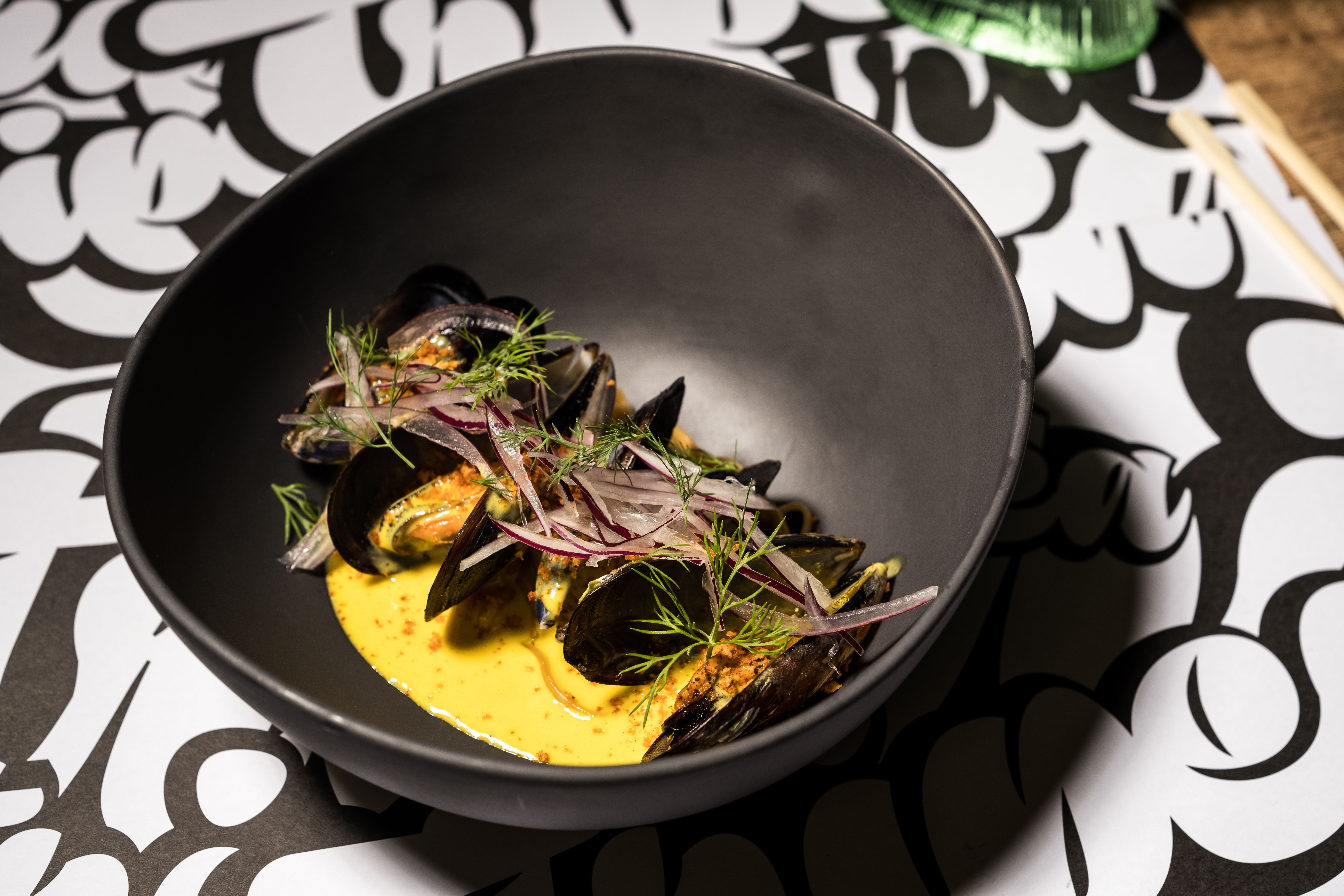 Su famoso ceviche caliente de mejillones al wok, el plato que nunca sale del menú