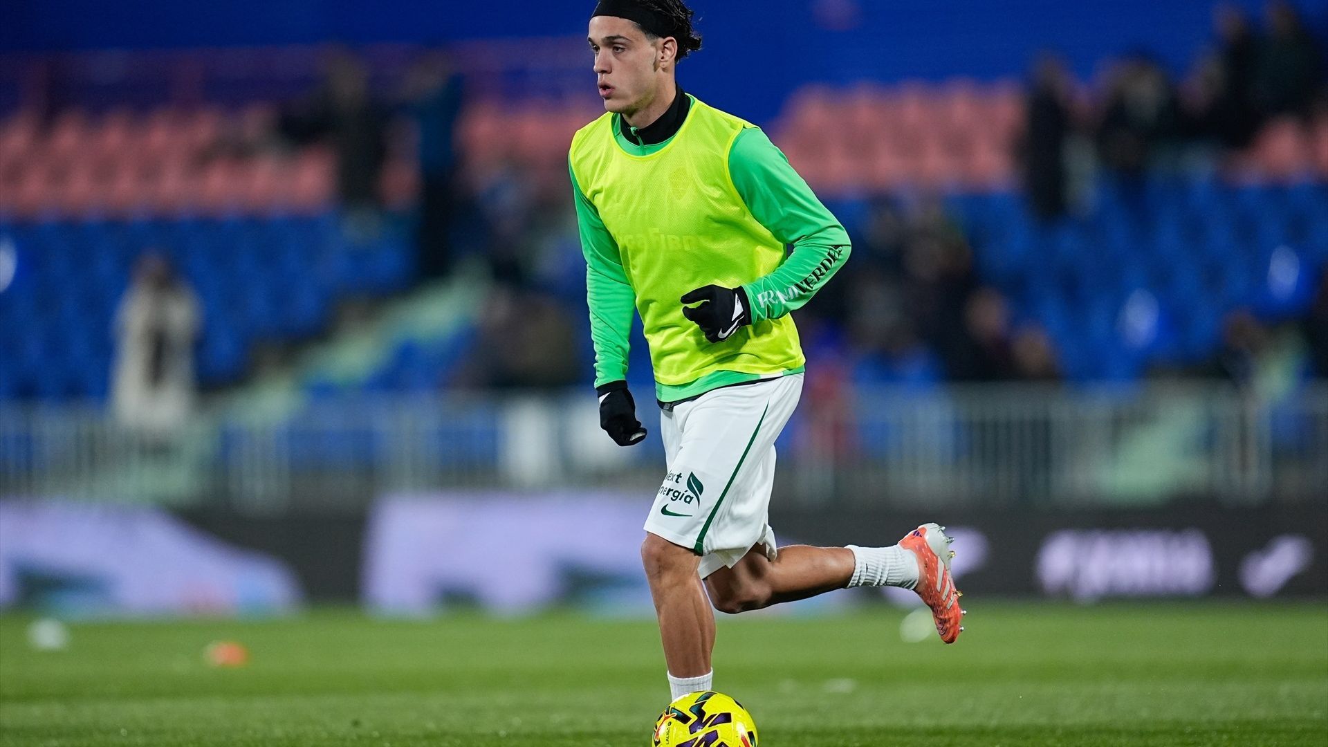 Héctor Fort, en un calentamiento del Elche