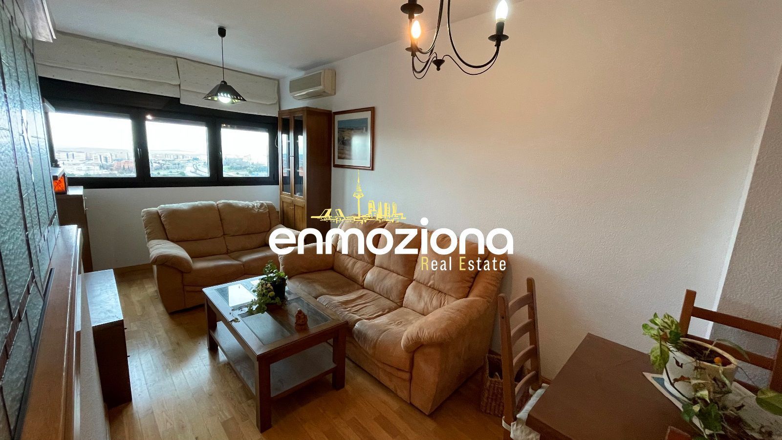 Imagen del salón de una vivienda de las mismas medidas y la misma urbanización