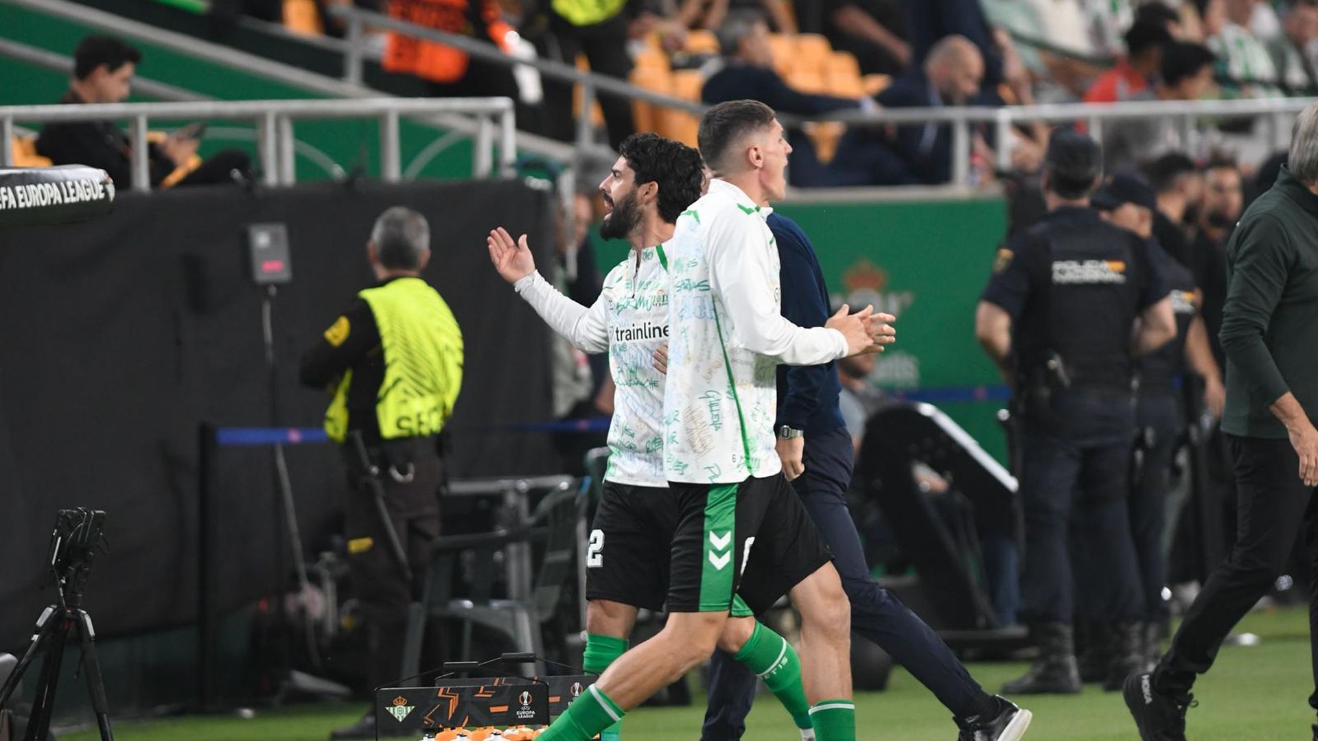 Isco Alarcón animando al público, ante el Braga