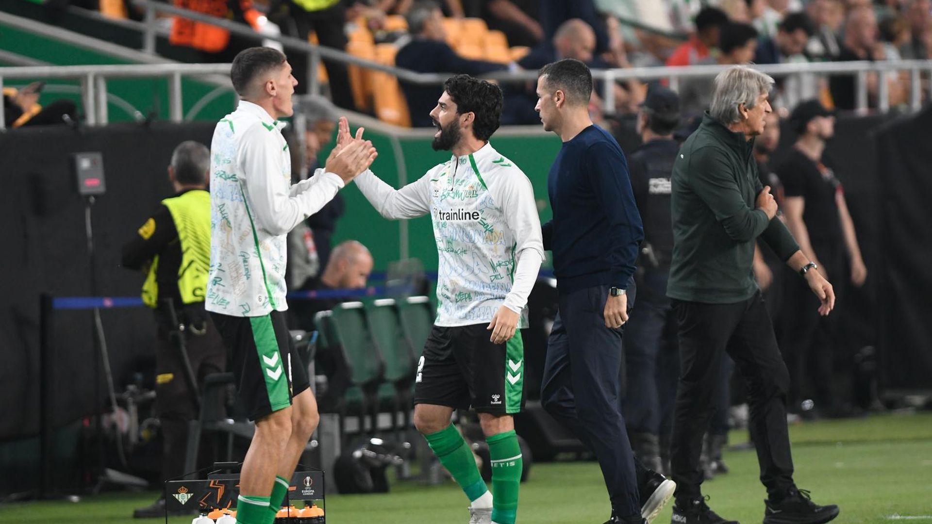 Isco Alarcón animando al público, ante el Braga