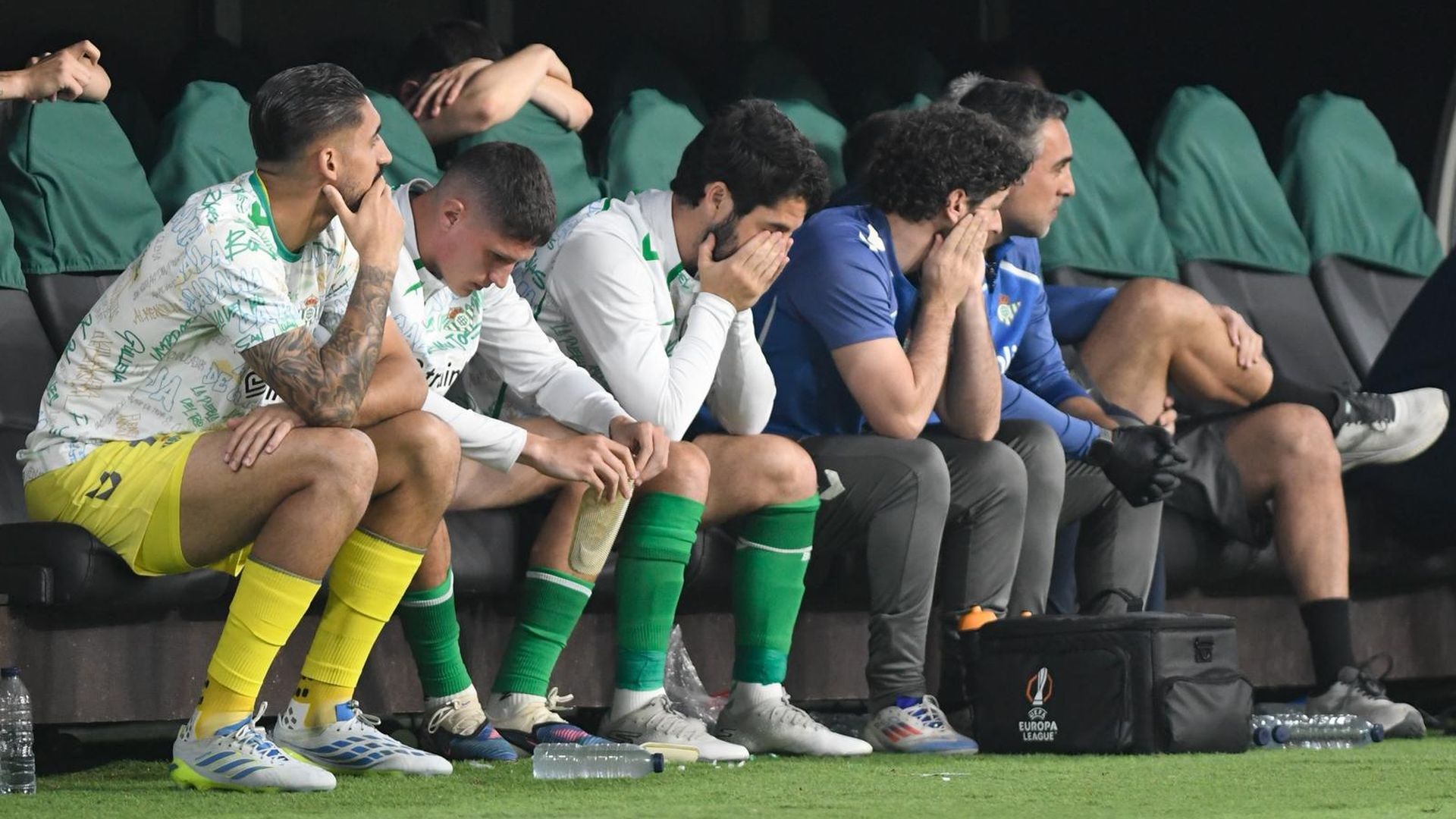 Isco, lamentándose en el banquillo