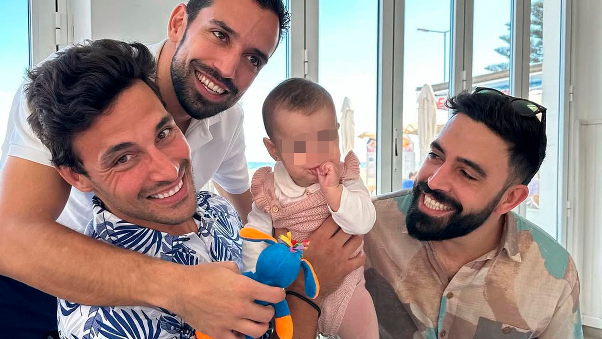 Jaime Astrain, con sus dos hermanos, Miguel y Carlos, y su hija Elsa