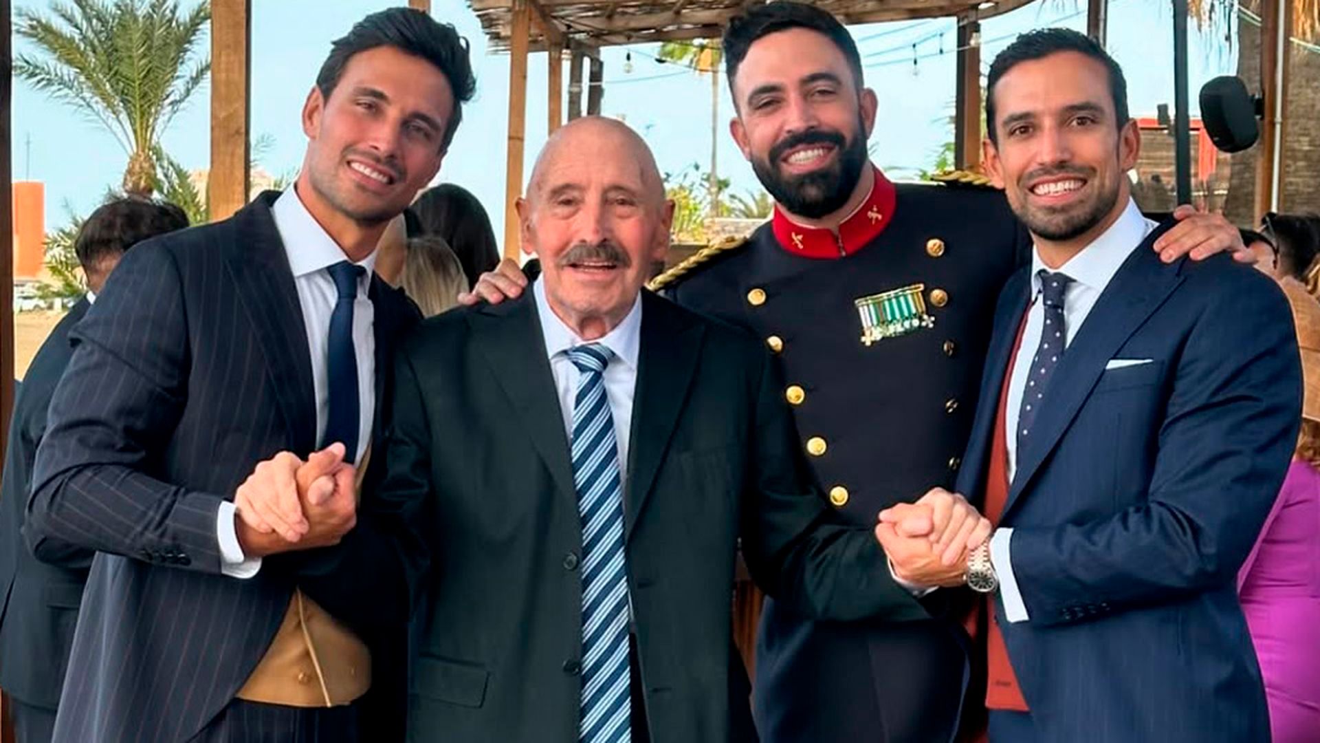 Jaime Astrain, su padre y sus dos hermanos, Miguel y Carlos