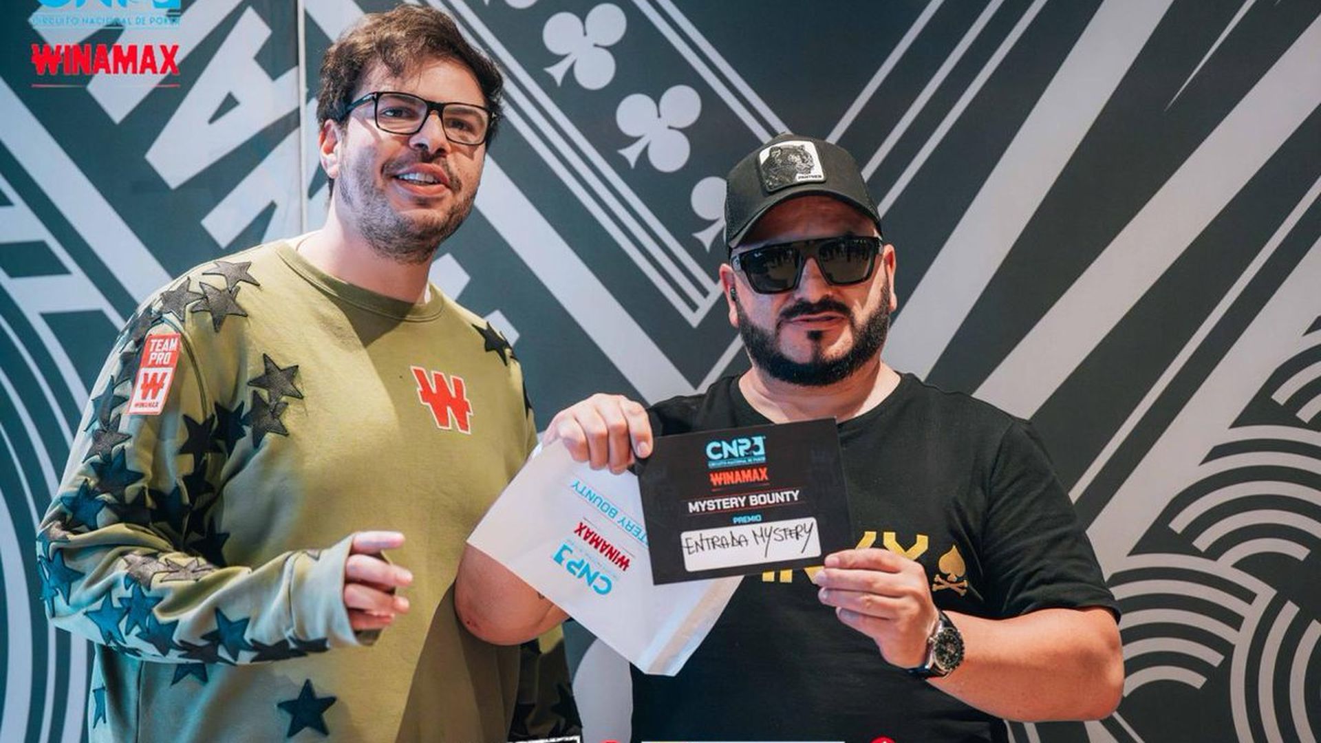 Kanit entrega su premio en el Mistery