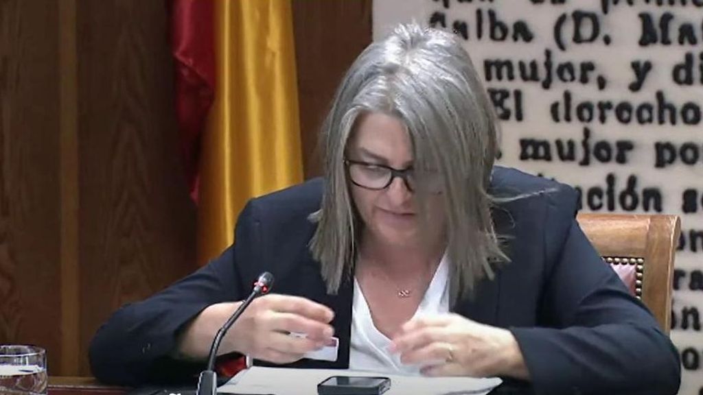 La mujer de Santos Cerdán se indigna porque la llamen la Paqui pero se pasa la Comisión jugando con el móvil sin contestar