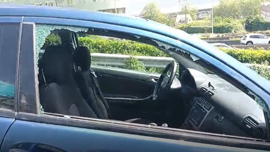 Aparecen varios vehículos vandalizados con las ventanillas rotas en el barrio de Os Castros de A Coruña