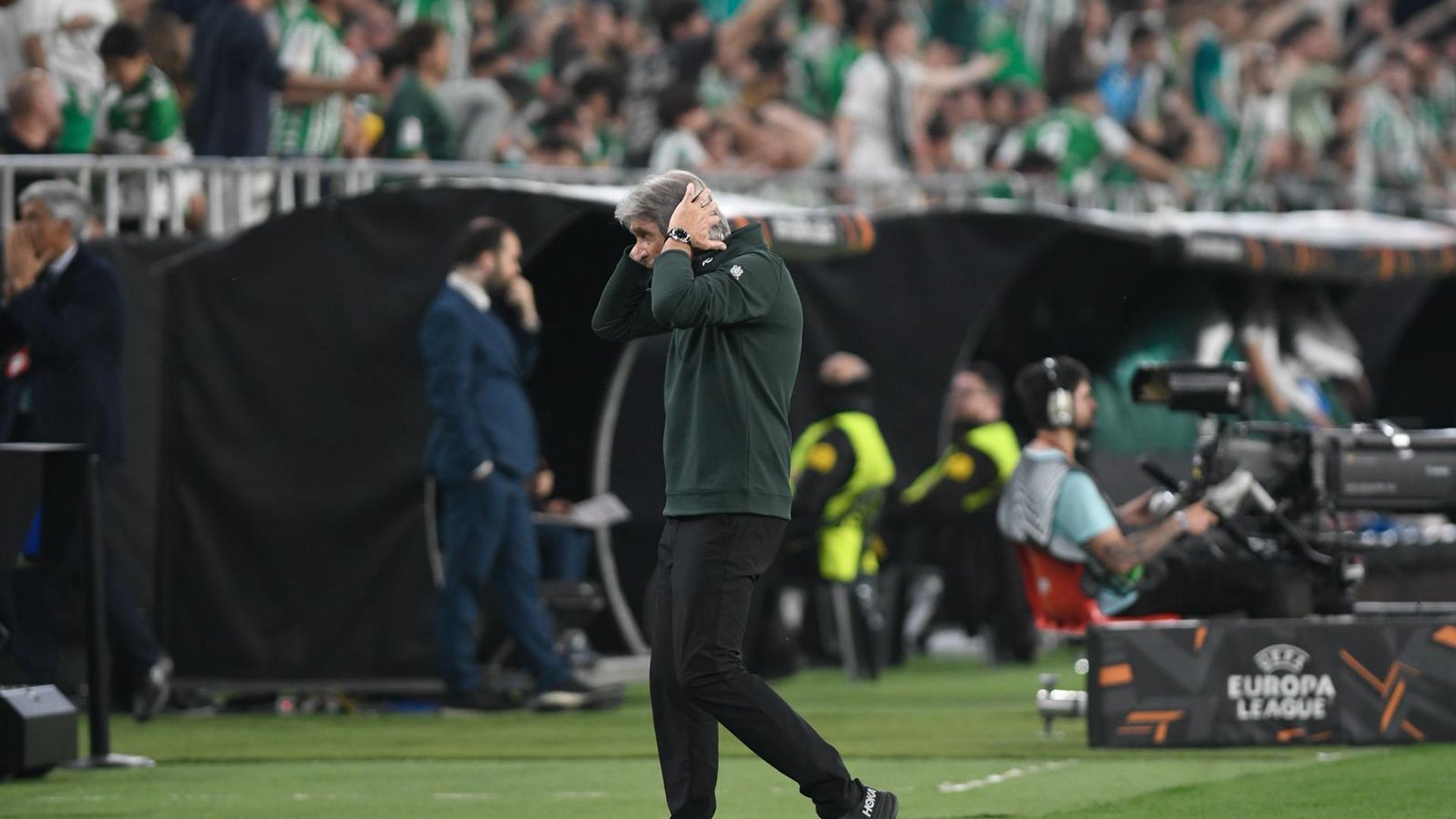 Manuel Pellegrini se lleva las manos a la cabeza en el Betis-Braga