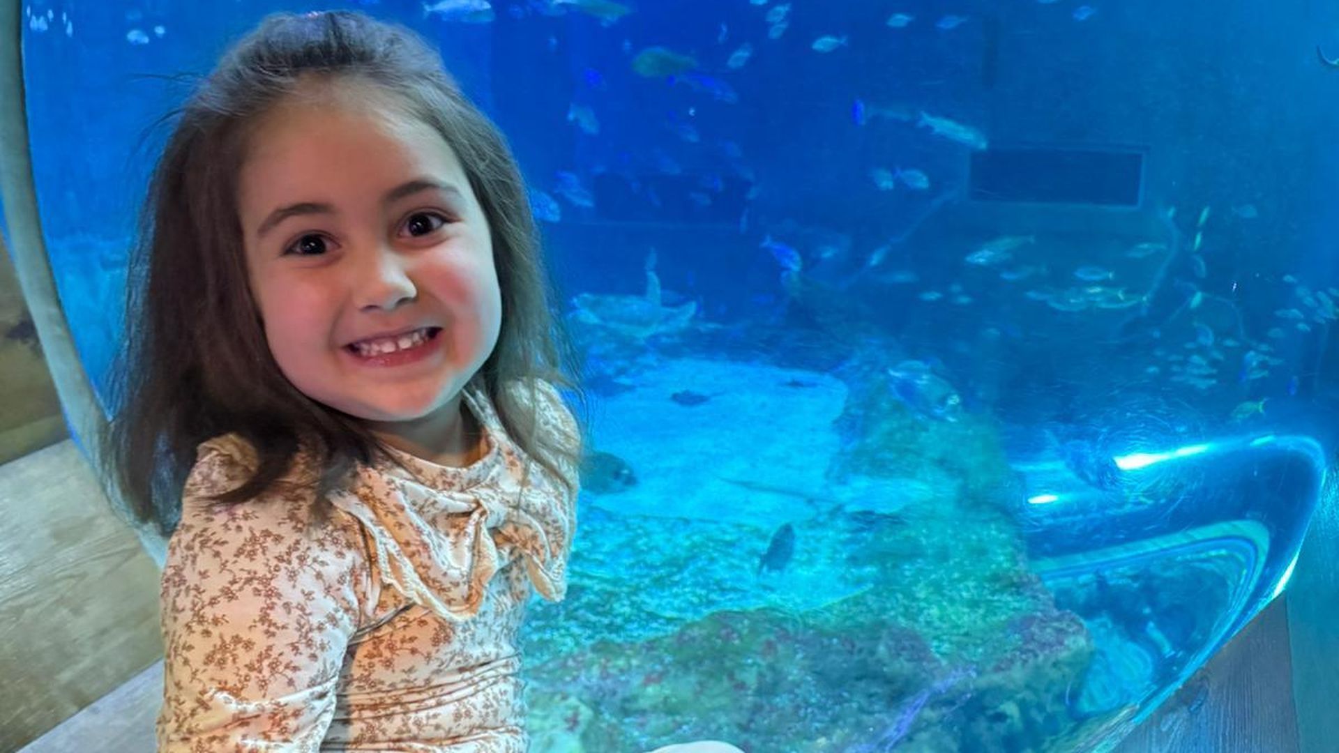 María en el acuario de Sevilla