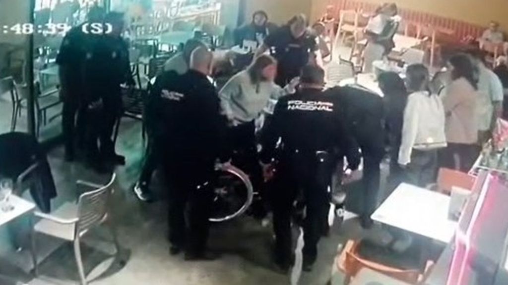 Cuatro policías de Pontevedra salvan la vida a una mujer con la maniobra de Heimlich: se estaba ahogando por un churro