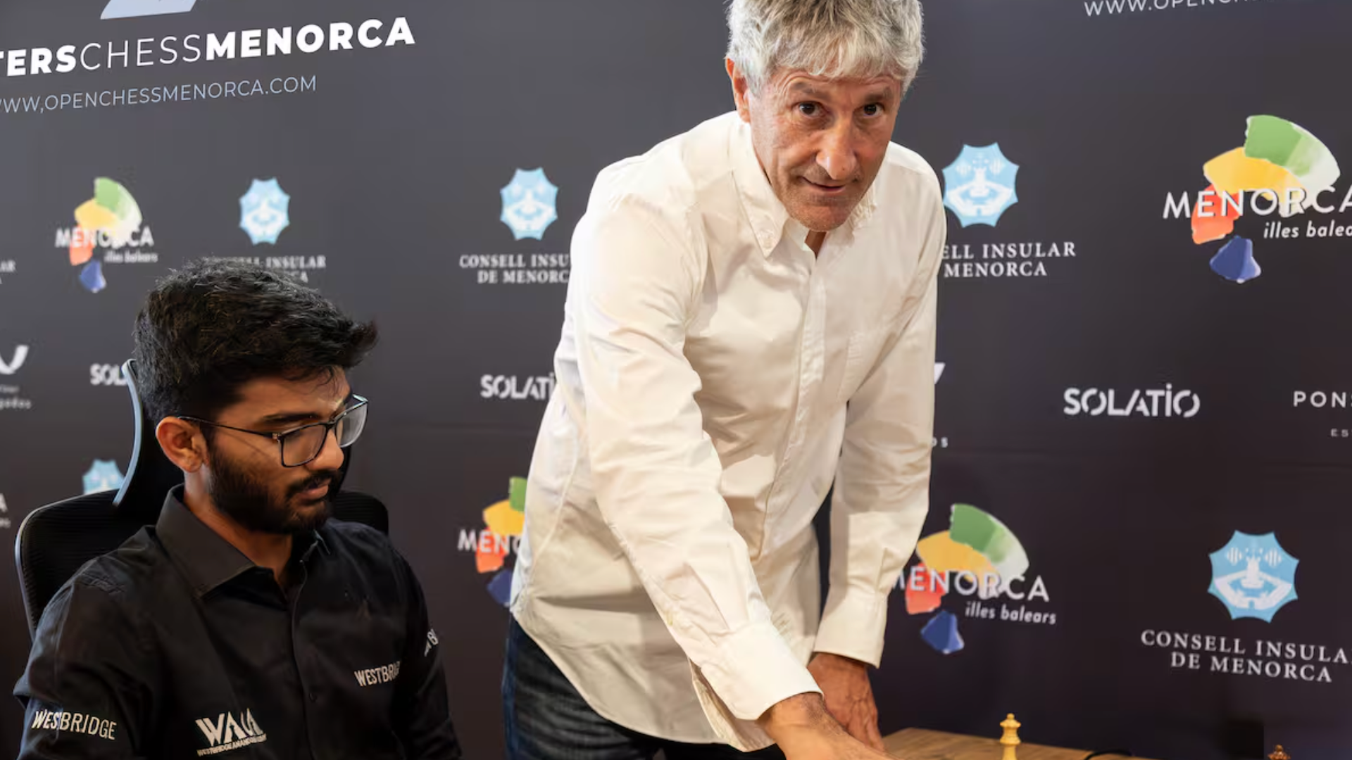 Quique Setién juega al Ajedrez