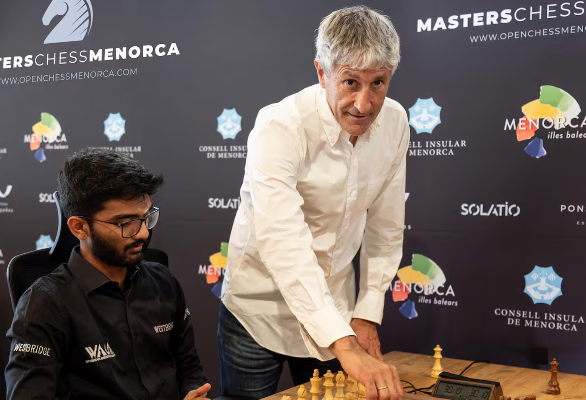 Quique Setién juega al Ajedrez