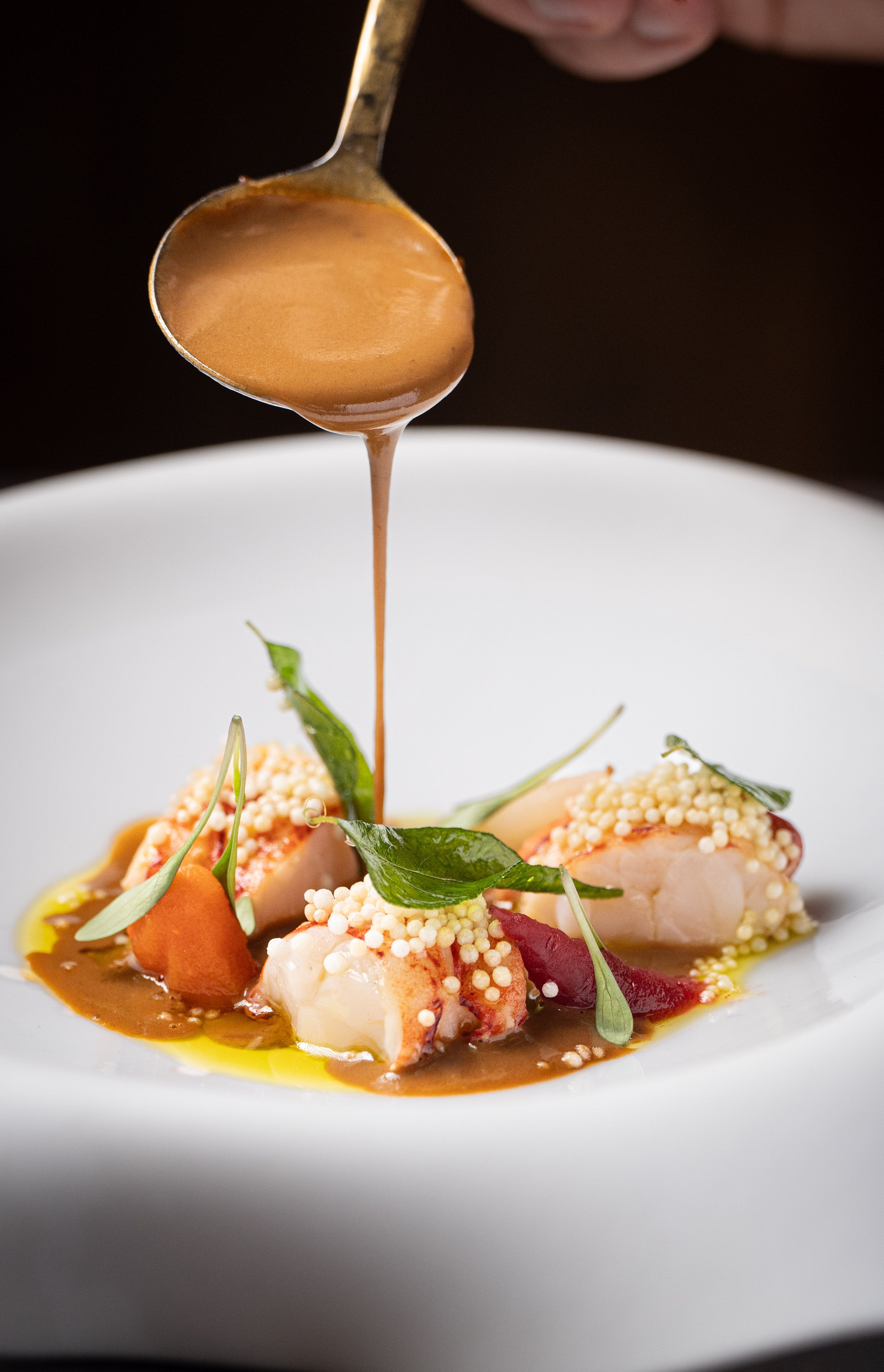 Bogavante con curry de carabineros y mango verde