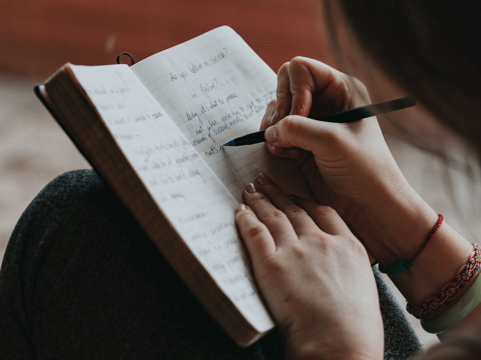 Hay que escribir sin pensar demasiado, sin corregir y sin releer