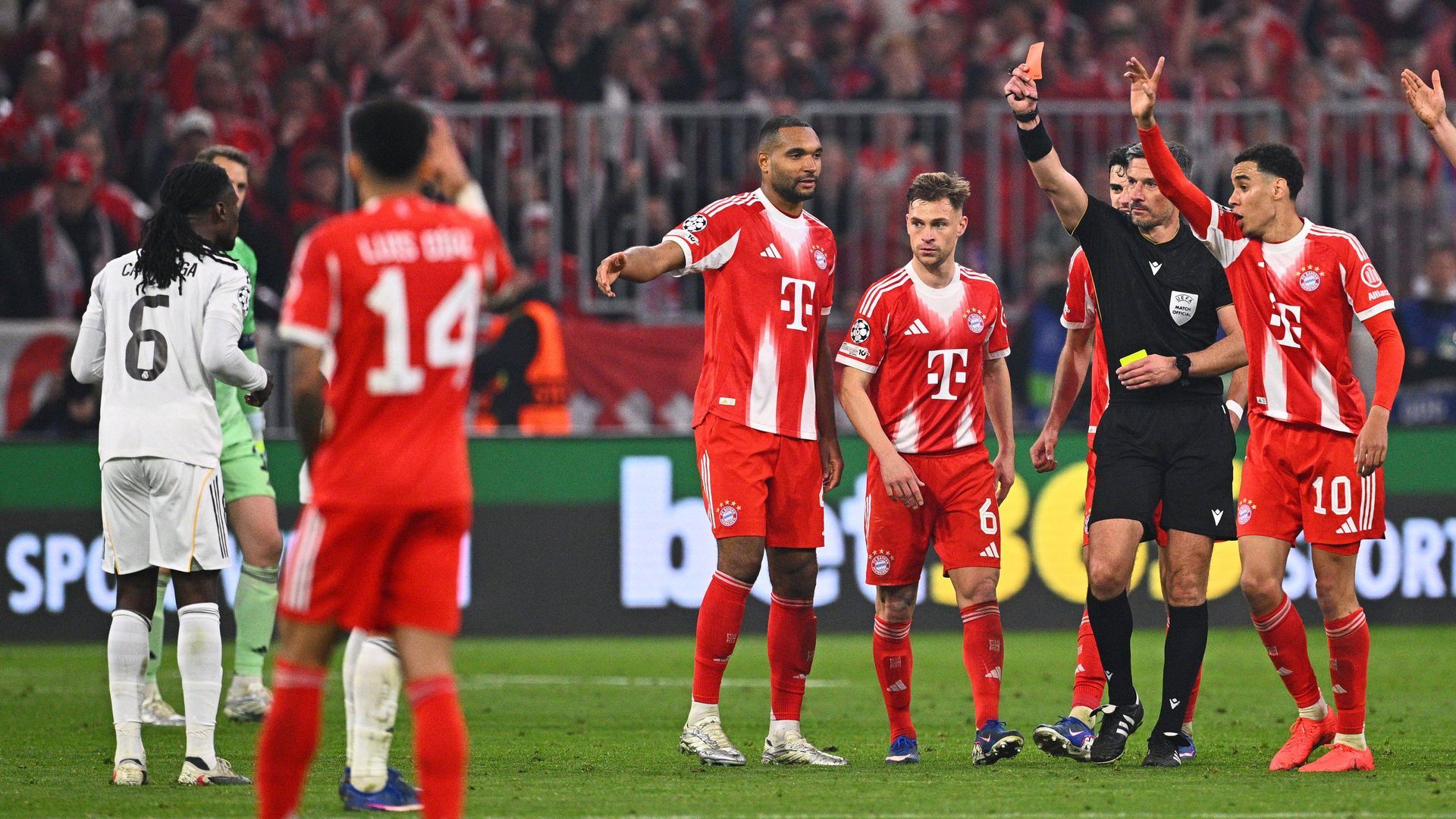 Slavko Vincic expulsando a Camavinga