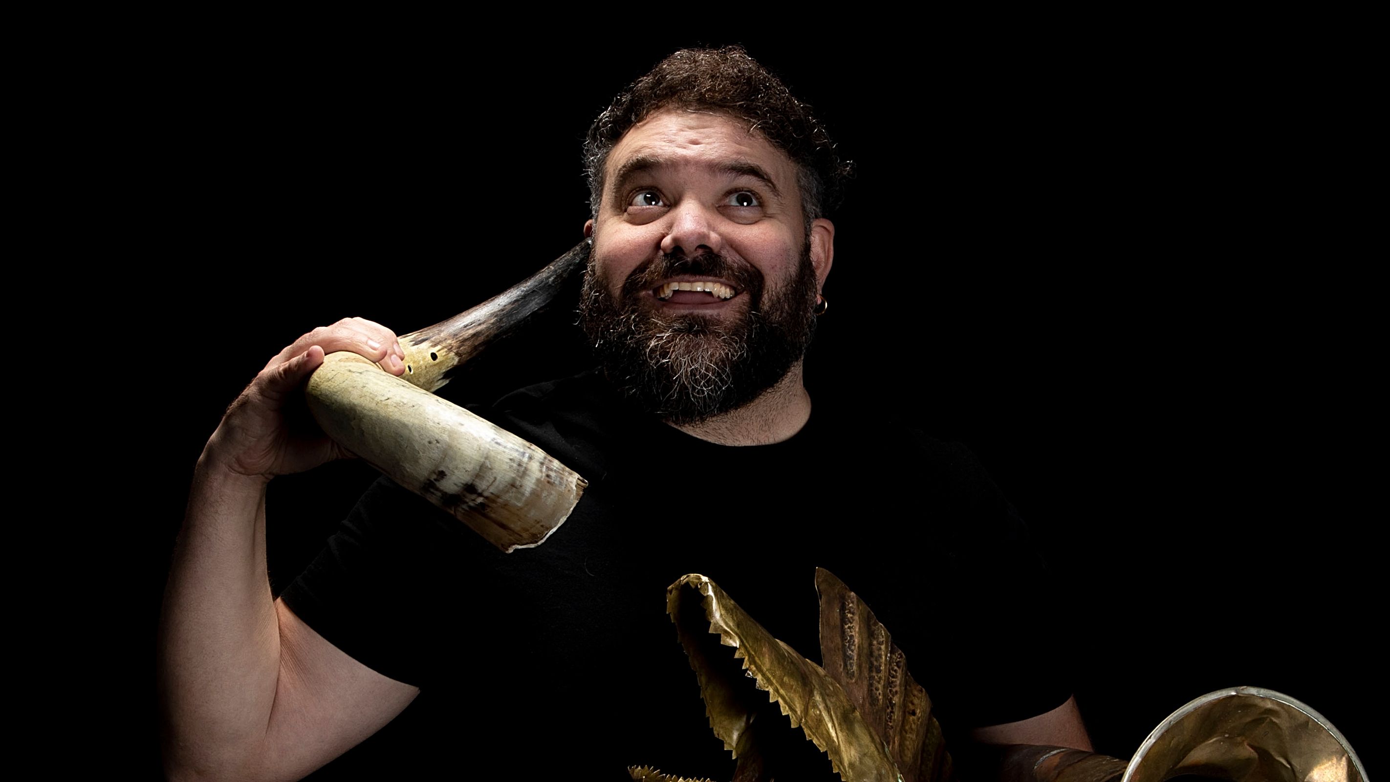 Abraham Cupeiro se comunica con el pasado a través de la música.