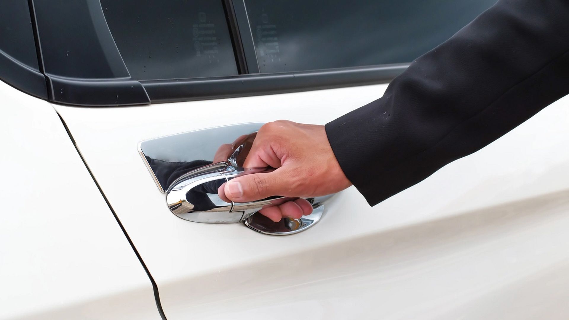 Abriendo la puerta del coche mal