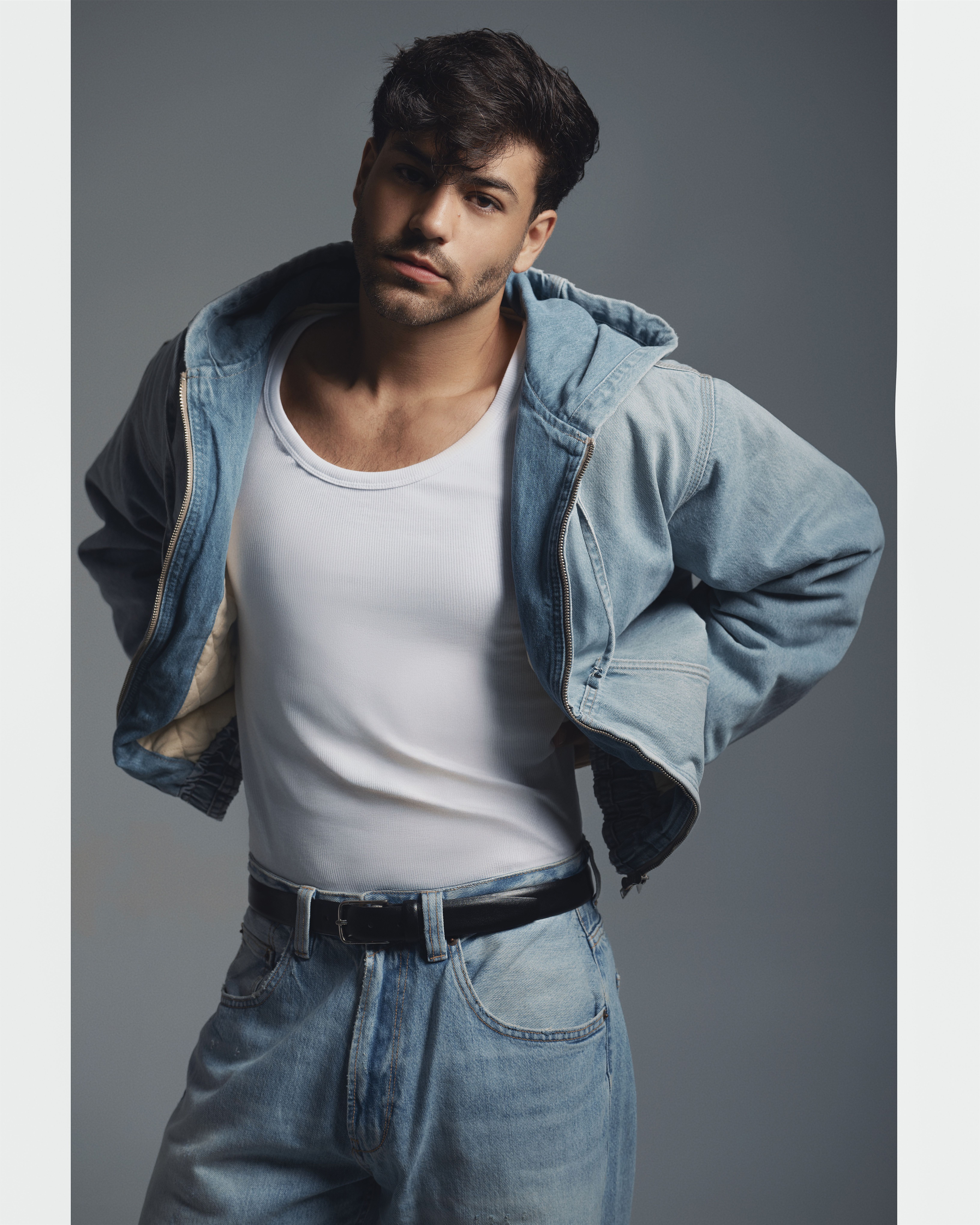 Agoney acaba de lanzar el tema 'Algún Día', una oda a un amor homosexual clandestino