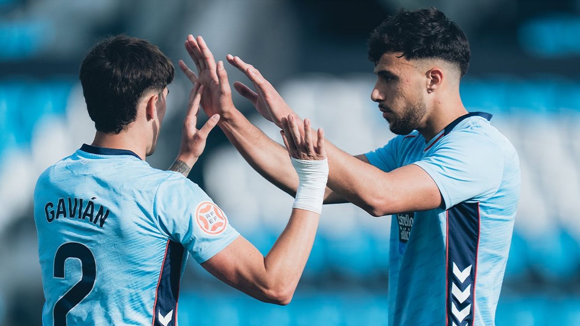 Álvaro Marín celebra un gol con Pablo Gavián