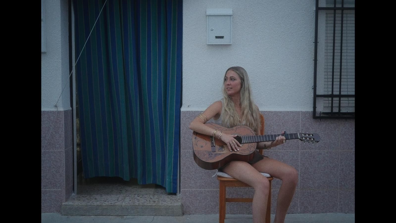 Carla con su inseparable guitarra