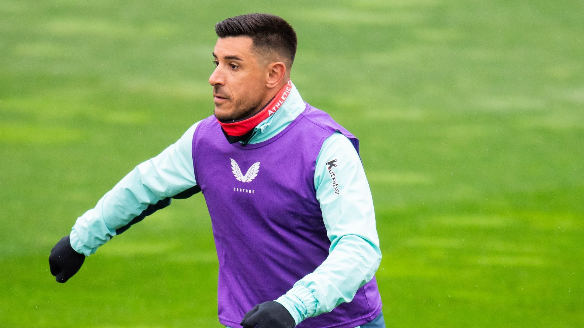 El lateral Yuri Berchiche en acción en un entrenamiento en Lezama