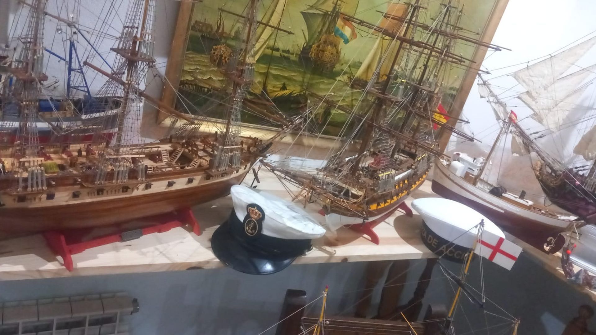 En su colección, también hay maquetas navales de madera