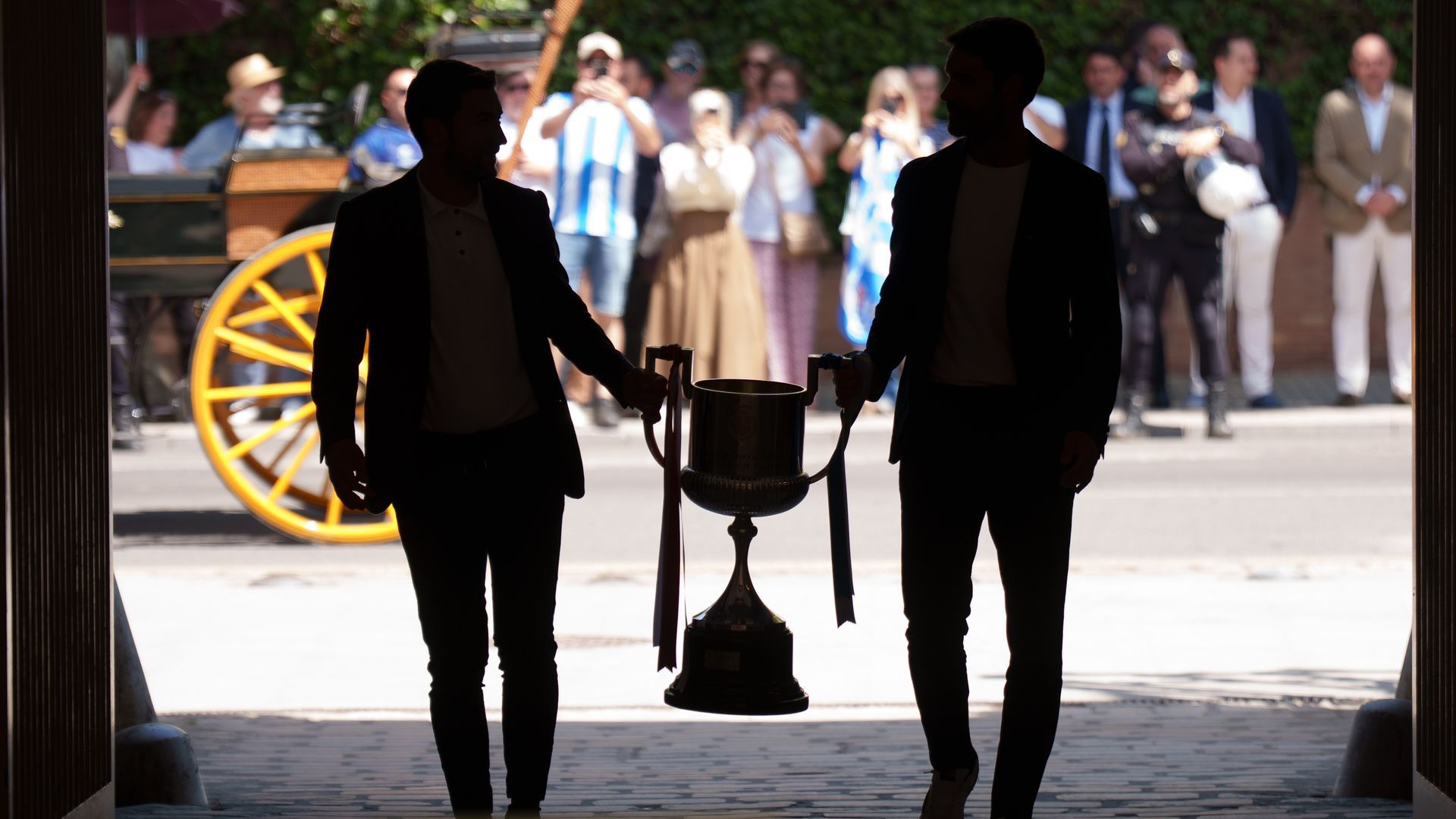 Gabi y Xabi Prieto llevando la Copa del Rey