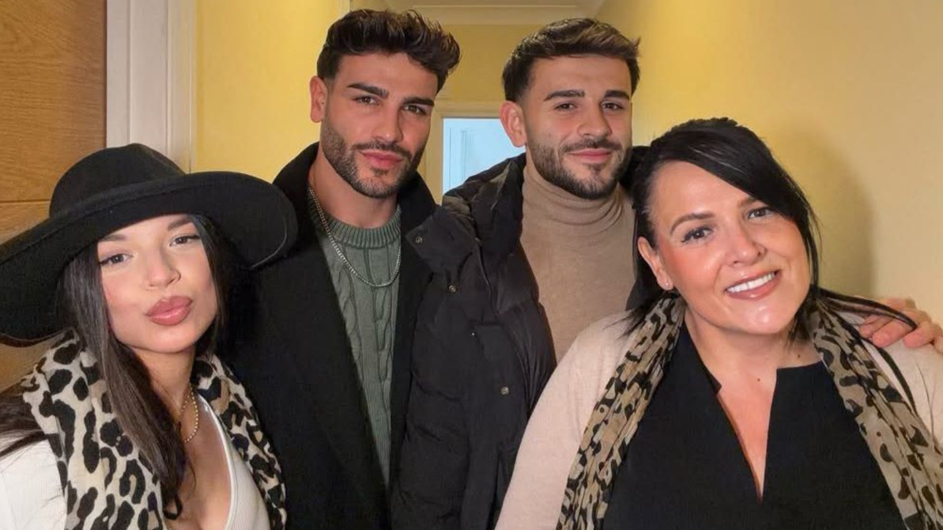 Gerard junto a sus dos hermanos y su madre