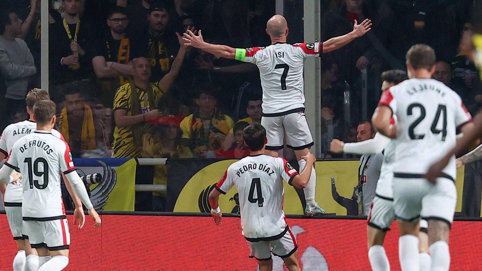 Isi Palazón celebra su gol ante el AEK Atenas