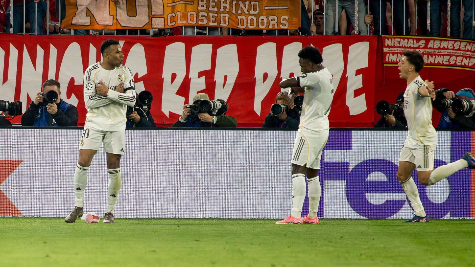 Kylian Mbappé y Vinicius Jr. celebran un gol en el Bayern-Real Madrid