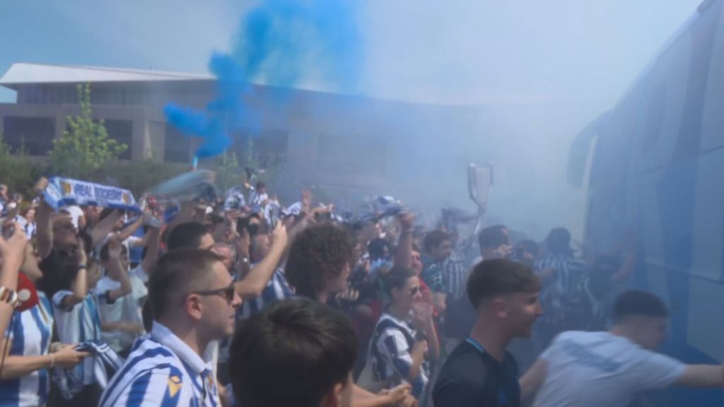 En vídeo, la espectacular despedida de la afición de la Real Sociedad en Zubieta antes de viajar a Sevilla