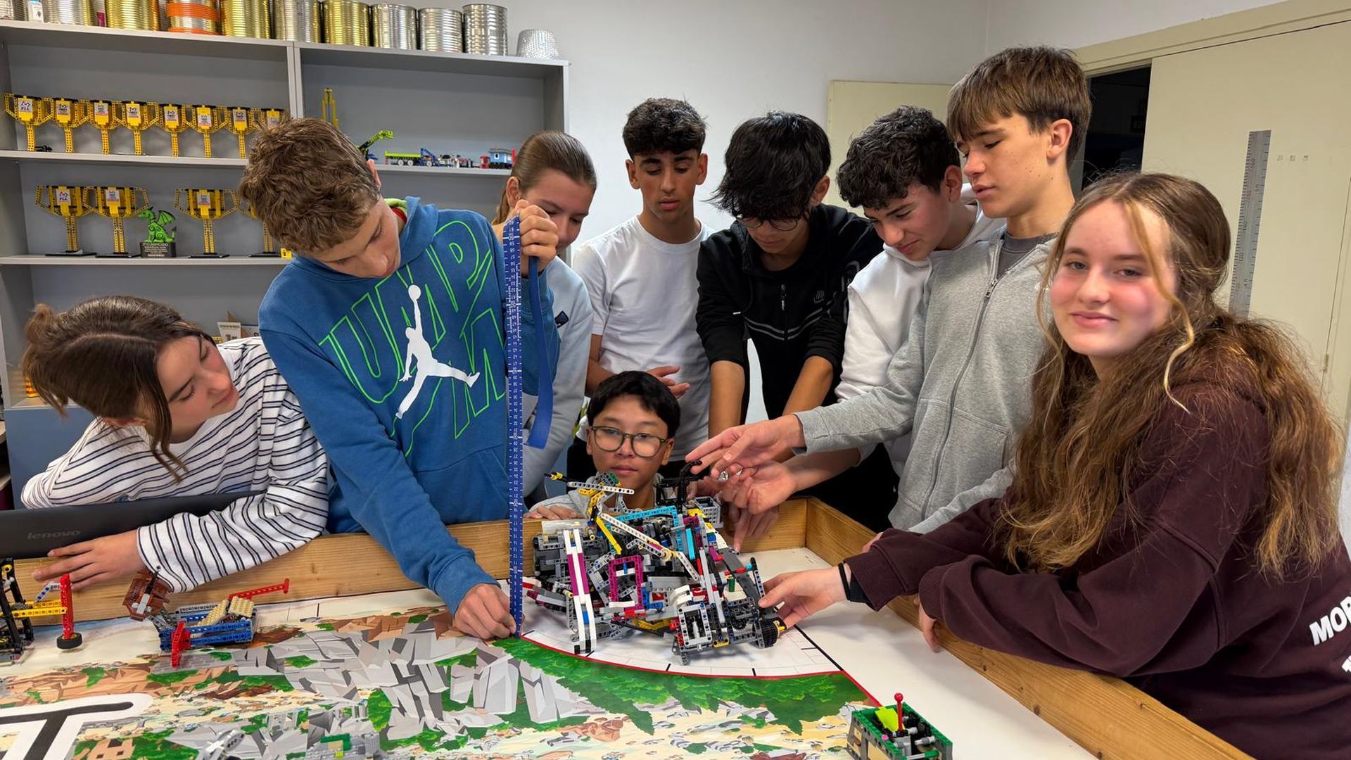 La mesa simula un yacimiento arqueológico