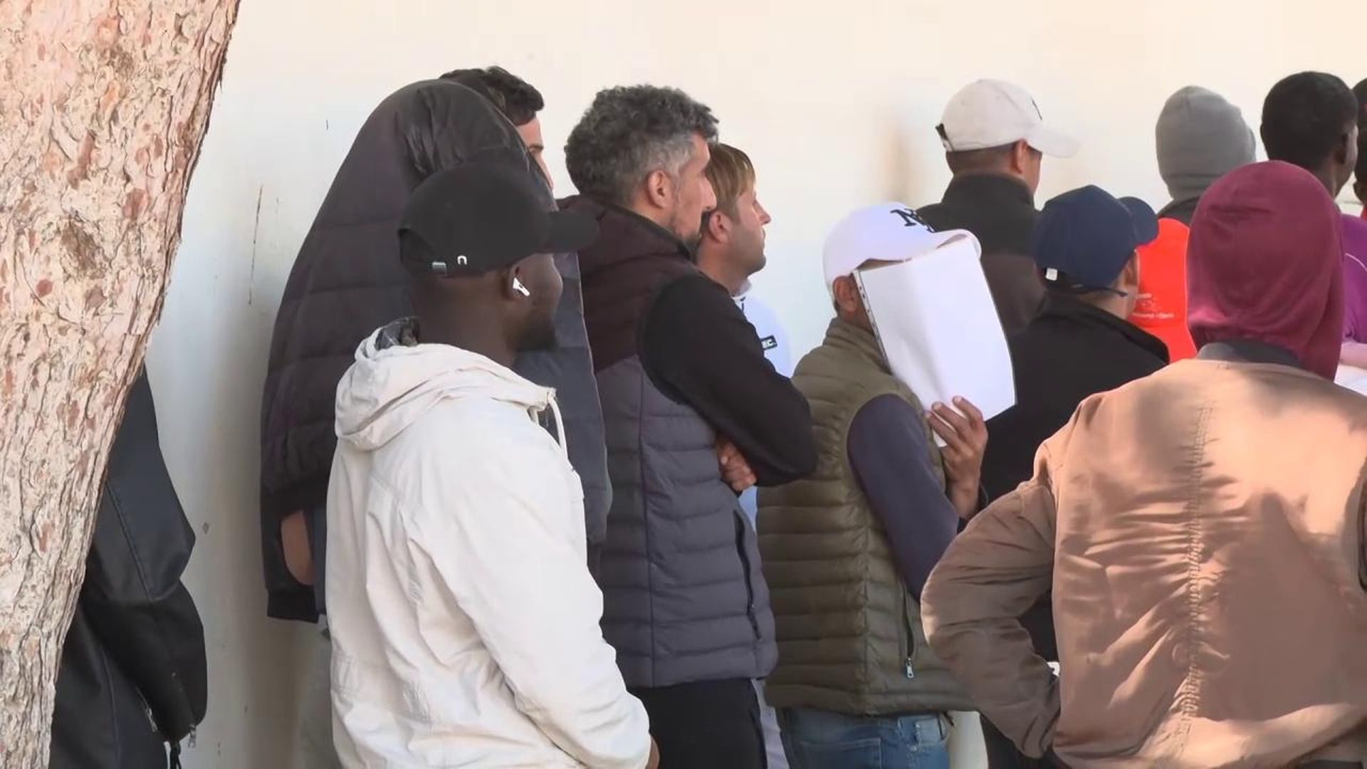 Largas colas y oficinas saturadas