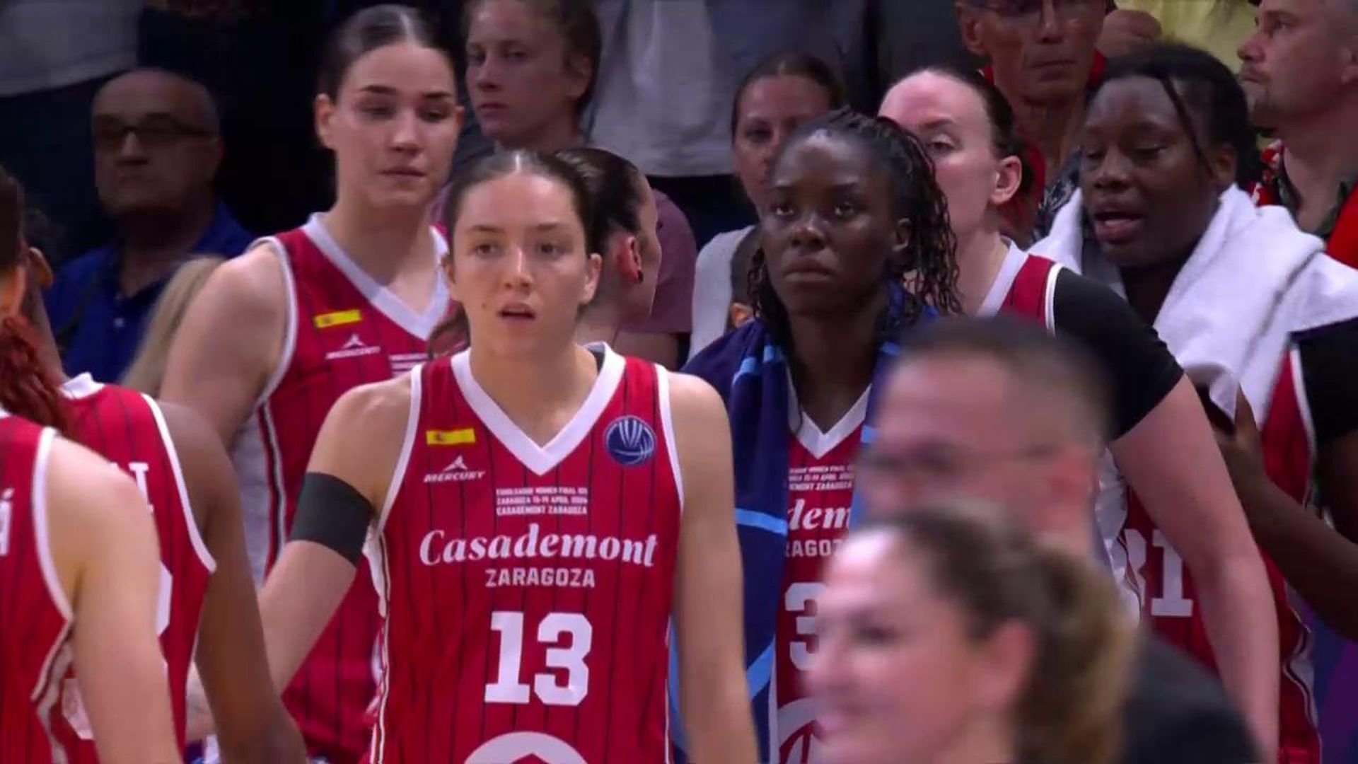 Las jugadoras del Zaragoza, tras la derrota ante el Galatasaray