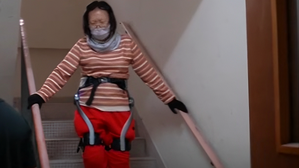 Los exoesqueletos creados en China para los vecinos afectados por el incendio de Hong Kong