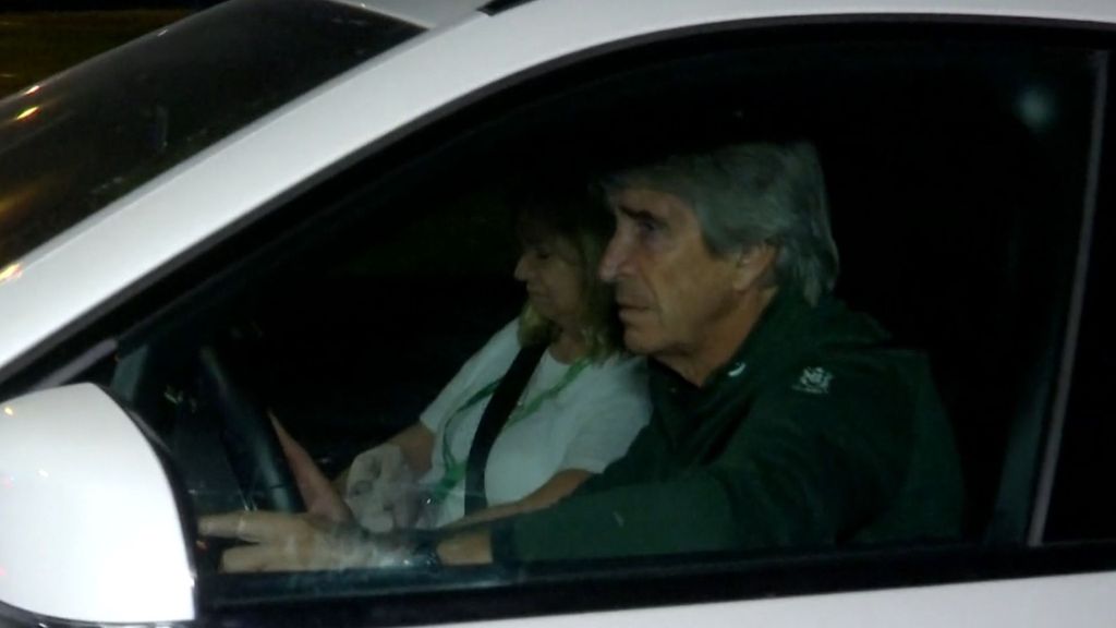 El gesto y el enfado de Manuel Pellegrini al abandonar La Cartuja tras caer eliminado