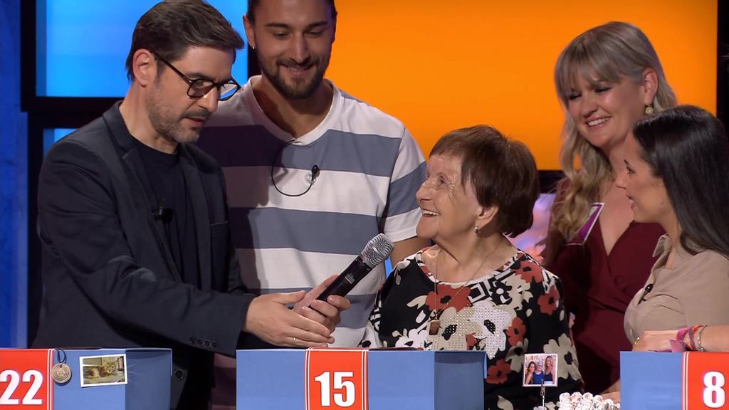 María, de Cádiz, cumple el sueño de Palmira, la señora del público de ‘¡Allá tú!’: “Es mi primera caja”