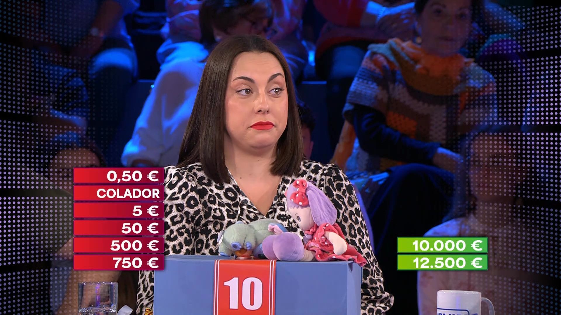 María, de Cádiz, entre una caja roja y una verde: “Si está el colador, nos hace falta un colador en la casa que la niña lo arruga”