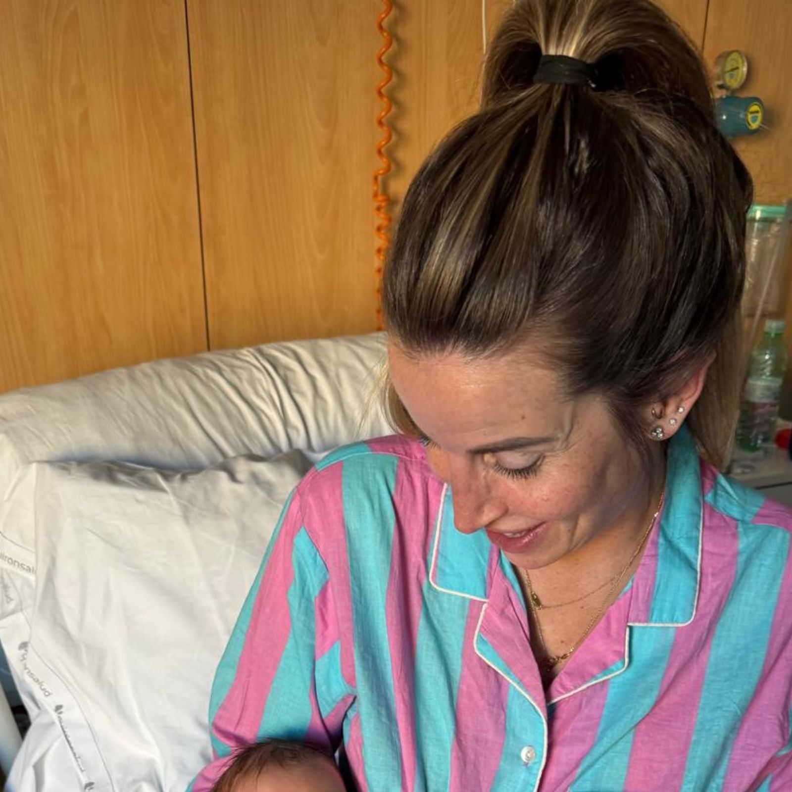 Marta y su bebé a punto de salir del hospital